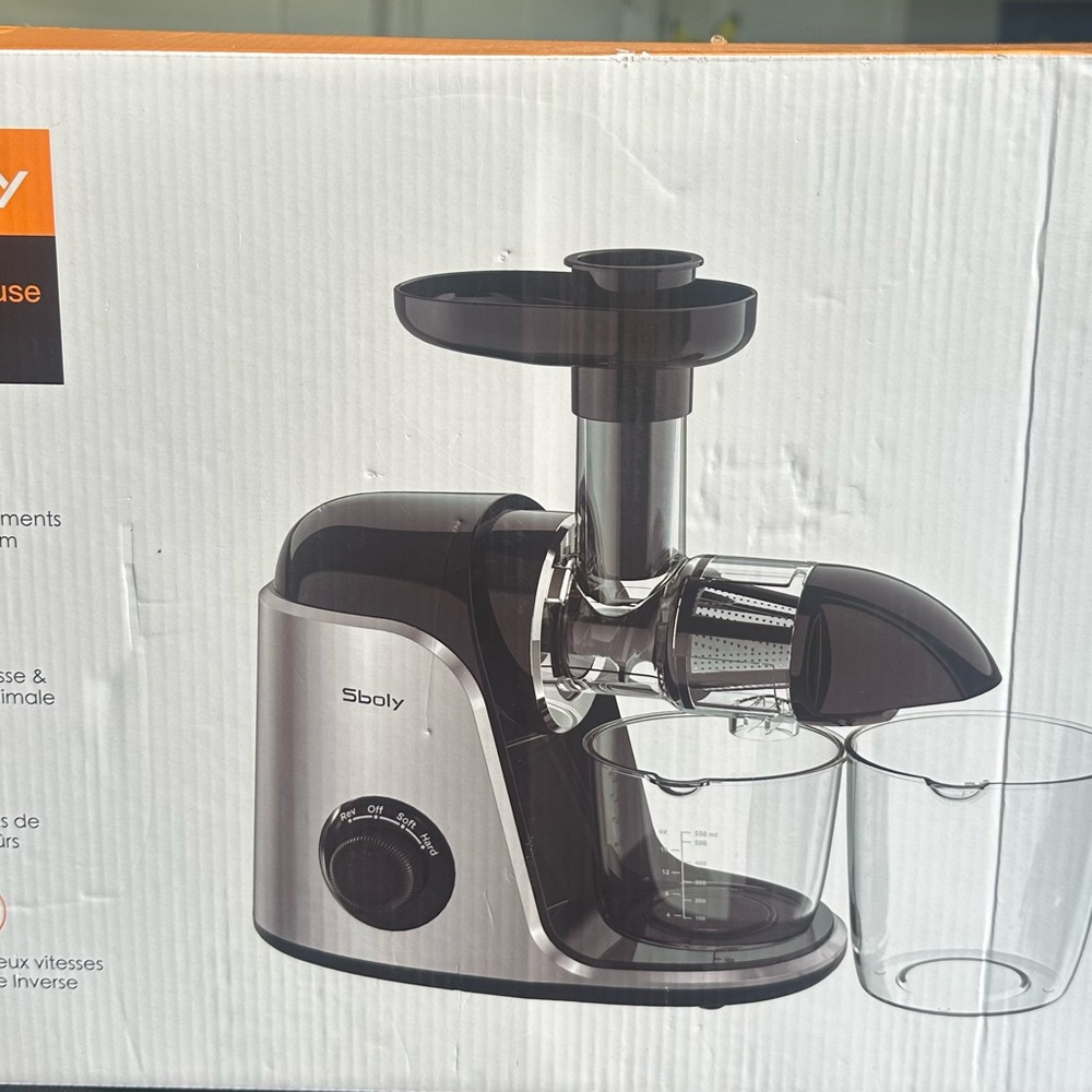 Sboly Slow Masticating Juicer in Black and Silver